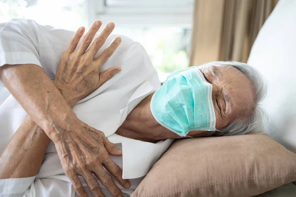 Donna Anziana Malata Indossare Una Maschera Febbre Brividi Temperature Elevate — Foto Stock