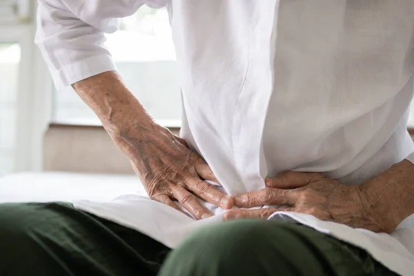 Sjuk Äldre Patient Som Har Ont Magen Håller Händerna Magen — Stockfoto