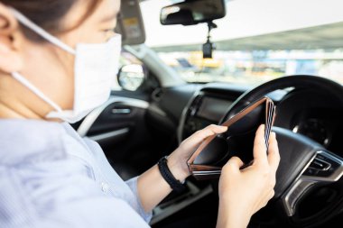 Cüzdan tutan kadınlar, boş bir cüzdan, nakit para yok, araba taksitleri, para sorunu olan Asyalı kadınlar, mali borç, ekonomik depresyon, Coronavirus 'un etkileri, Covid-19 salgını