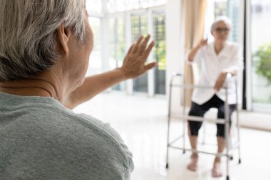 Mesafeyi koruyarak, nezle, grip, Corona virüsü enfeksiyonunu koruyarak, Covid-19 salgınından korunarak, uzak durarak konuşan yaşlı Asya 'lı kadınlar, güvenlik için sosyal mesafeyi koruyan yaşlı insanlar.