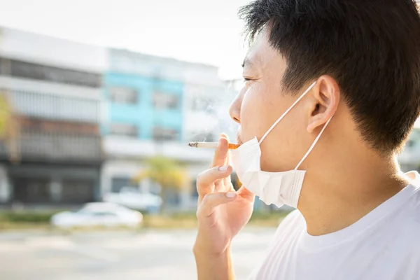 Aziatisch Man Met Een Beschermend Masker Tijdens Covid Pandemie Een — Stockfoto