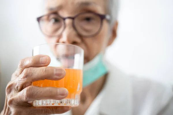 Saudável Asiático Sênior Mulher Está Bebendo Copo Vitamina Suco Laranja — Fotografia de Stock