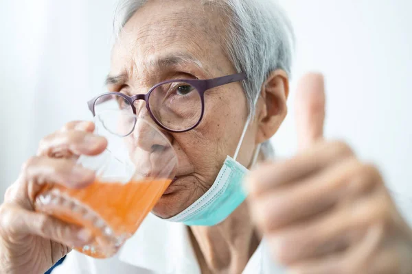 Friska Asiatiska Äldre Kvinna Dricker Ett Glas Vitamin Eller Apelsinjuice — Stockfoto