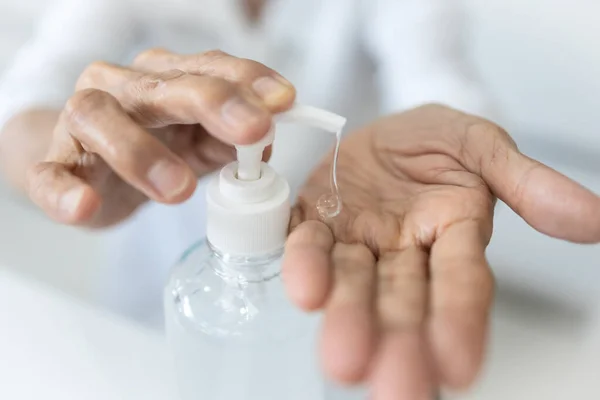 Mãos Idosos Idosos Usando Álcool Gel Séptico Limpeza Prevenir Infecção — Fotografia de Stock