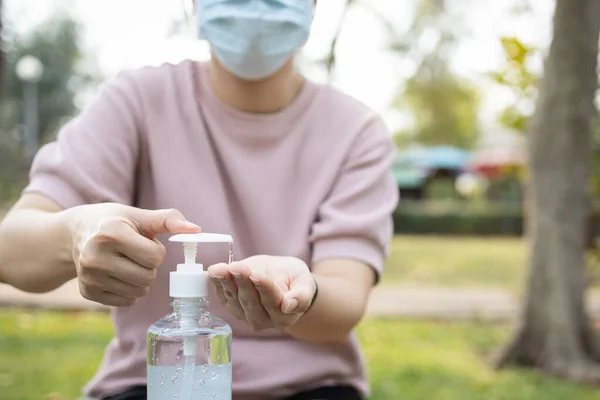 Las Personas Que Usan Gel Antiséptico Alcohol Chica Con Máscara —  Fotos de Stock