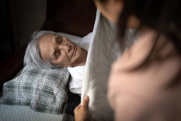 Asiatisk Äldre Kvinna Sover Säng Sovrummet Kvinnlig Vårdgivare Täcka Äldre — Stockfoto