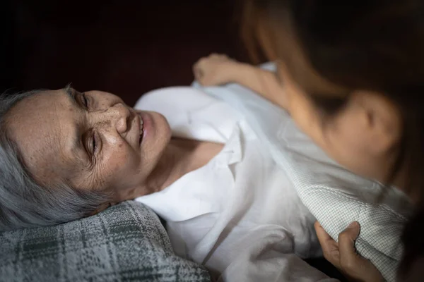 Glücklich Lächelnde Asiatische Seniorin Liegt Bett Tochter Deckt Seniorin Mit — Stockfoto