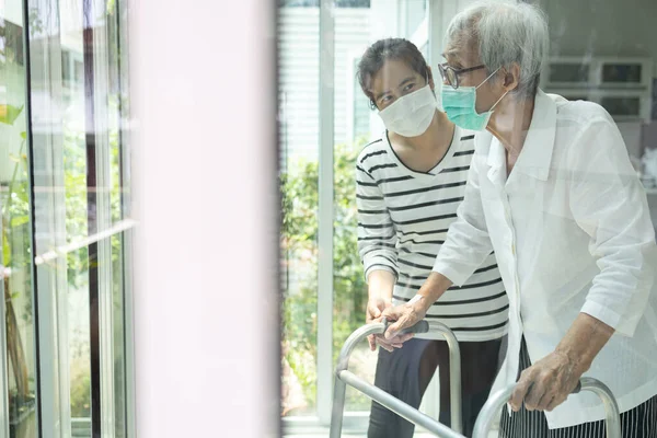 Asiatische Tochter Kümmert Sich Ältere Mutter Ältere Frau Schaut Aus — Stockfoto