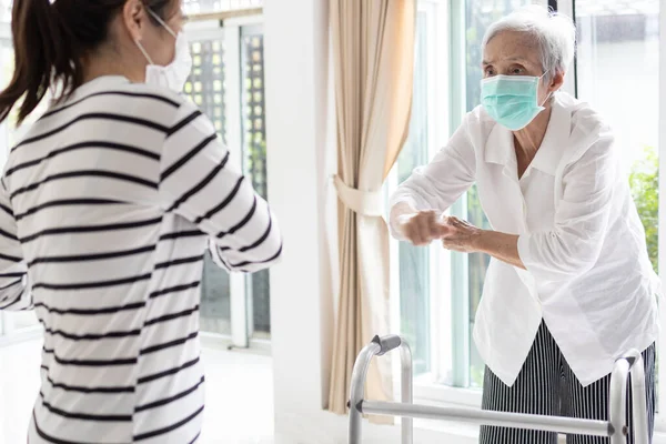 Pflegerin Macht Bewegungsaktivitäten Für Ältere Menschen Seniorin Trainiert Hause Stress — Stockfoto