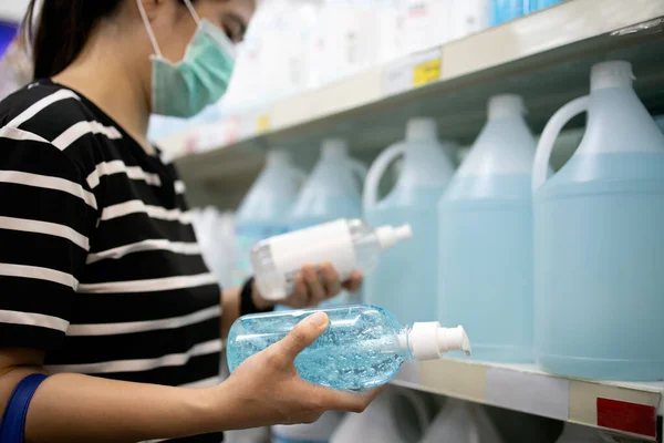 Mujer Asiática Está Eligiendo Gel Antiséptico Alcohol Farmacia Leer Información —  Fotos de Stock