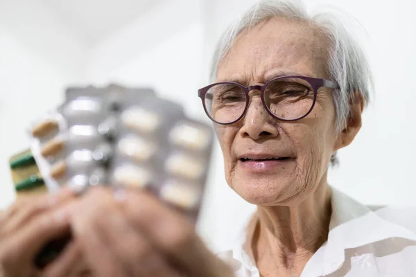 Больная Пожилая Женщина Таблетками Капсулами Грустные Пожилые Женщины Показывая Много — стоковое фото
