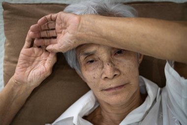 Yorgun ve bitkin düşmüş yaşlı kadın uykusuzluk, stres, sağlıksız fiziksel sağlık ve yorgunluk, endişeli yaşlı bunak, yatakta yastık üzerinde gözleri açık, uyuyamıyor, depresyon