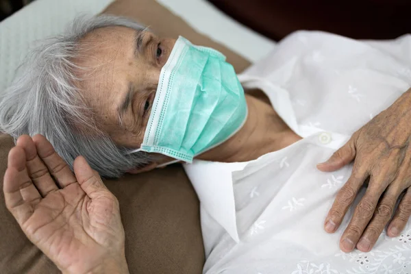 Sjuk Äldre Kvinna Bär Mask Liggande Obekväm Säng Sjuka Utmattade — Stockfoto