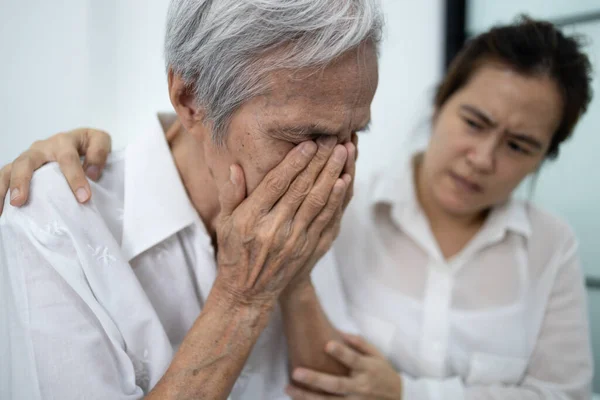 Cuidar Cuidadora Reconfortar Dar Aliento Llanto Triste Mujer Mayor Ancianos —  Fotos de Stock