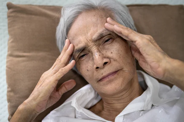 Sjuk Äldre Kvinna Ligger Sängen Lider Sömnlöshet Huvudvärk Röra Tempel — Stockfoto
