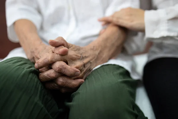 Старі Літні Руки Пацієнта Затиснуті Разом Через Збудження Нервозність Дочка — стокове фото