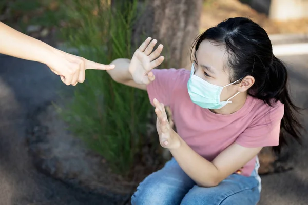 Hand Peka Finger Till Rädd Barn Flicka Hon Inte Ett — Stockfoto