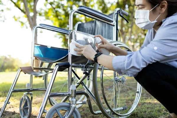 Mujer Está Rociando Alcohol Limpiando Suciedad Polvo Spray Desinfectante Silla — Foto de Stock