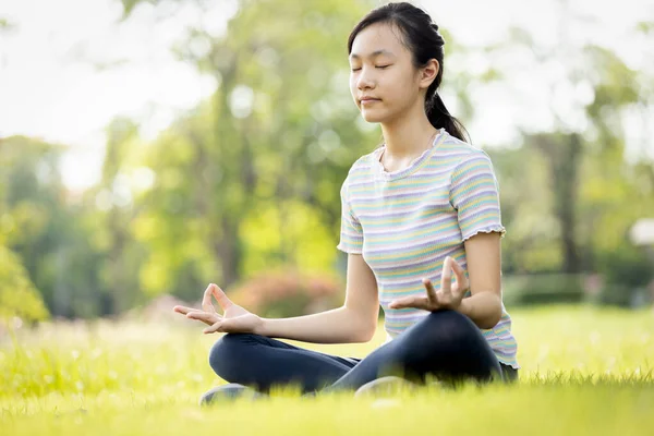 Boldog Meditál Füvön Parkban Ázsiai Gyermek Lány Gyakorolja Jóga Meditáció — Stock Fotó