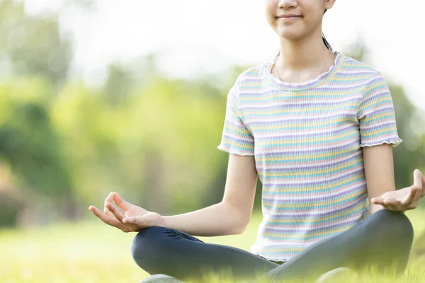 Meditáció Vidám Mosolygó Meditál Zöld Füvön Parkban Ázsiai Gyermek Lány — Stock Fotó