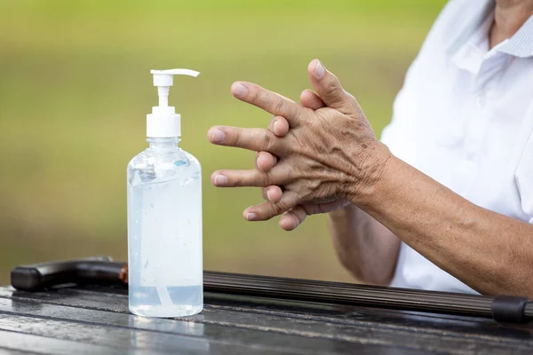 Mulher Idosa Com Álcool Gel Séptico Lavar Mãos Com Higienizador — Fotografia de Stock