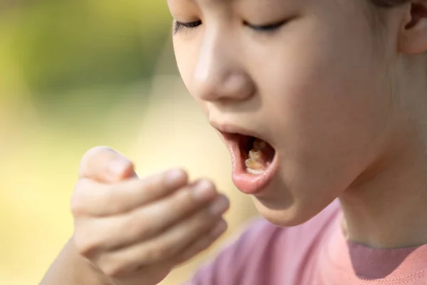 Menina Criança Verificando Respiração Com Mão Mulher Fazendo Teste Mau — Fotografia de Stock