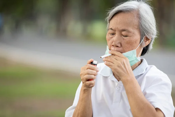 Ηλικιωμένη Γυναίκα Κρατά Ένα Τσιγάρο Στο Στόμα Συμπτώματα Στέρησης Πόθους — Φωτογραφία Αρχείου