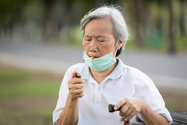 Asijská Starší Žena Drží Cigaretu Ústech Chuť Cigarety Pocit Stresu — Stock fotografie