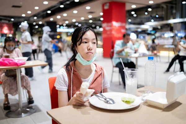 Distanciamiento Social Niña Asiática Está Comiendo Patio Comidas Después Cuarentena — Foto de Stock