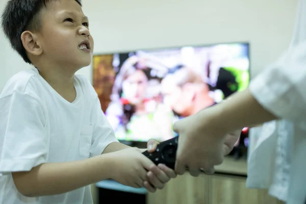 Sister Little Brother Fighting Get Remote Control Asian Sibling Aggressive — Stock Photo, Image