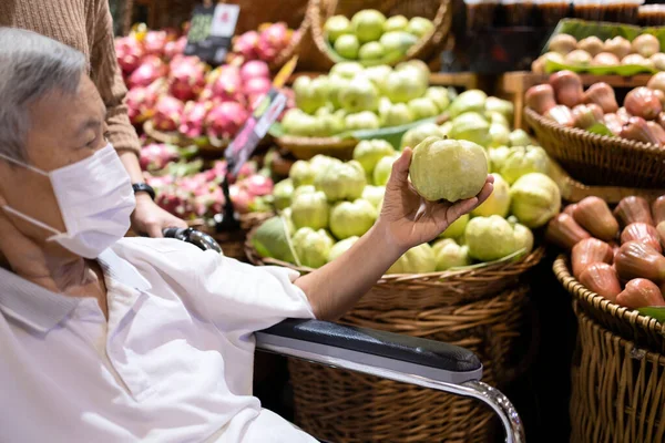 Senior Kvinna Mask Välja Färska Frukter Köpa Guava Frukter Från — Stockfoto