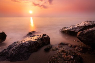 Sahilde hiç kimse yokken, uzun süre güneşli deniz manzarası..