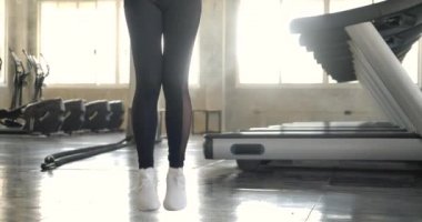 Çekici Asyalı kadın fitness stüdyosundaki atlama halatıyla atlıyor. Ağır çekim. Sağlık, Egzersiz ve Spor Konsepti.