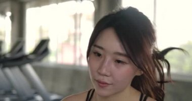 Güzel boksör kızın fitness stüdyosunda kum torbası eğitimine yakın çekim. Sağlam vücut. Ağır çekim. Sağlık, Egzersiz ve Spor Konsepti.