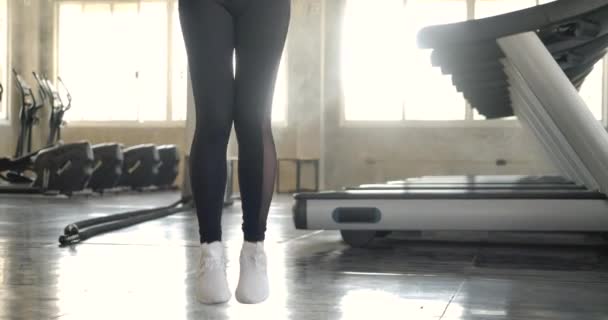 迷人的亚洲女人在健身工作室体育馆里跳跳绳跳 慢动作保健 运动和体育概念 — 图库视频影像