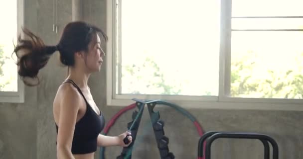 Aantrekkelijke Aziatische Vrouw Skippen Met Springtouw Fitness Wellness Studio Gym — Stockvideo