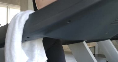 Spor salonunda koşu bandında koşan çekici Asyalı kız. Ağır çekim. Sağlık, Egzersiz ve Spor Konsepti.