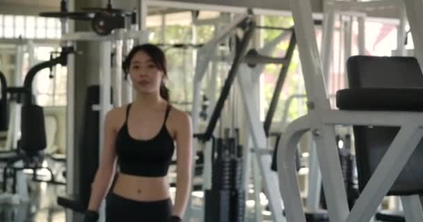 Portret Van Aantrekkelijk Aziatisch Meisje Bodybuilding Harde Oefening Alleen Een — Stockvideo