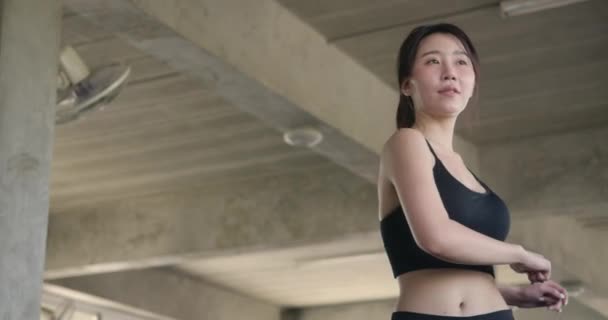 迷人的女人在体育馆里做伸展运动 年轻美丽的亚洲女人在运动前伸出手热身 慢动作保健 运动和体育概念 — 图库视频影像