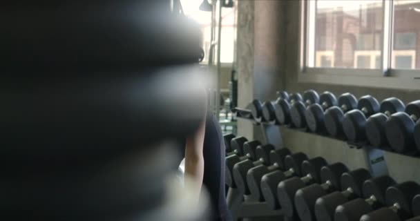 Vista Frontal Atractiva Mujer Asiática Haciendo Ejercicio Gimnasio Usando Pesas — Vídeo de stock