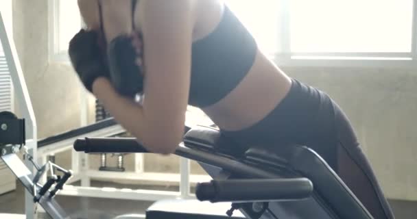 Jeune Femme Asiatique Sportive Faisant Des Exercices Hyperextension Sur Machine — Video