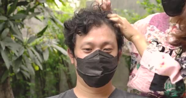 Young Asian Woman Protective Medical Face Mask Haircuts Her Boyfriend — Stock Video