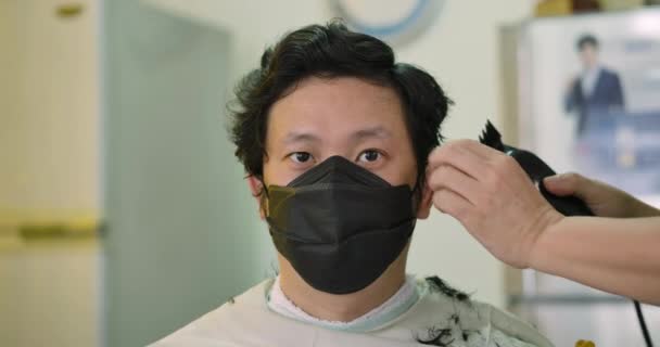 Junger Attraktiver Mann Mit Medizinischer Gesichtsmaske Schaut Die Kamera Während — Stockvideo