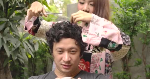 Ung Asiatisk Kvinna Försöker Göra Frisyrer Till Sin Pojkvän Eller — Stockvideo