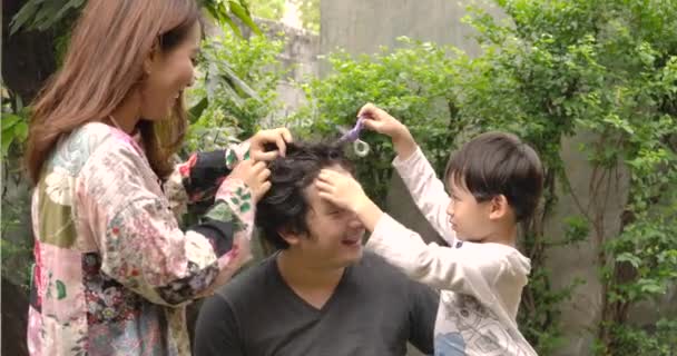 Família Feliz Jovem Mulher Asiática Seu Filho Tentando Fazer Cortes — Vídeo de Stock