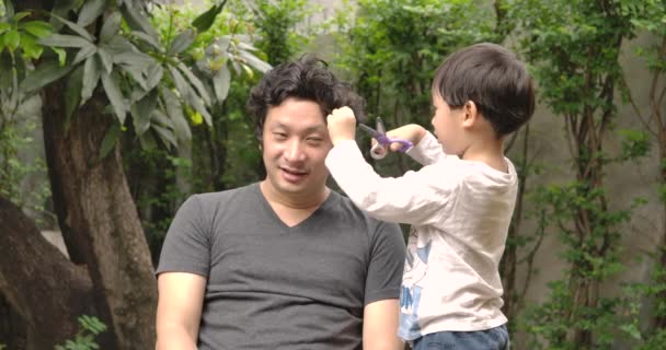 Een Paar Vader Zoon Thuis Hebben Plezier Samen Zoon Met — Stockvideo