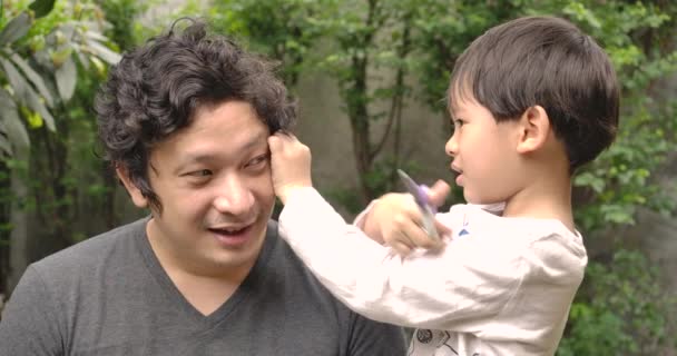 Evde Iki Baba Oğul Birlikte Eğleniyor Makasla Berberlik Oynuyor Kuaför — Stok video