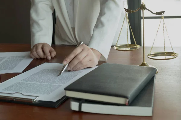 Advocaat werkt met contract papieren op de tafel in office. Cons — Stockfoto