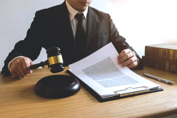 Lawyer Working Contract Papers Table Office Consultant Lawyer Attorney Court — Stock Photo, Image