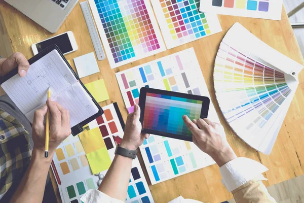 Graphic Designers Use Tablet Choose Colors Color Bar Example Design — Stock Photo, Image